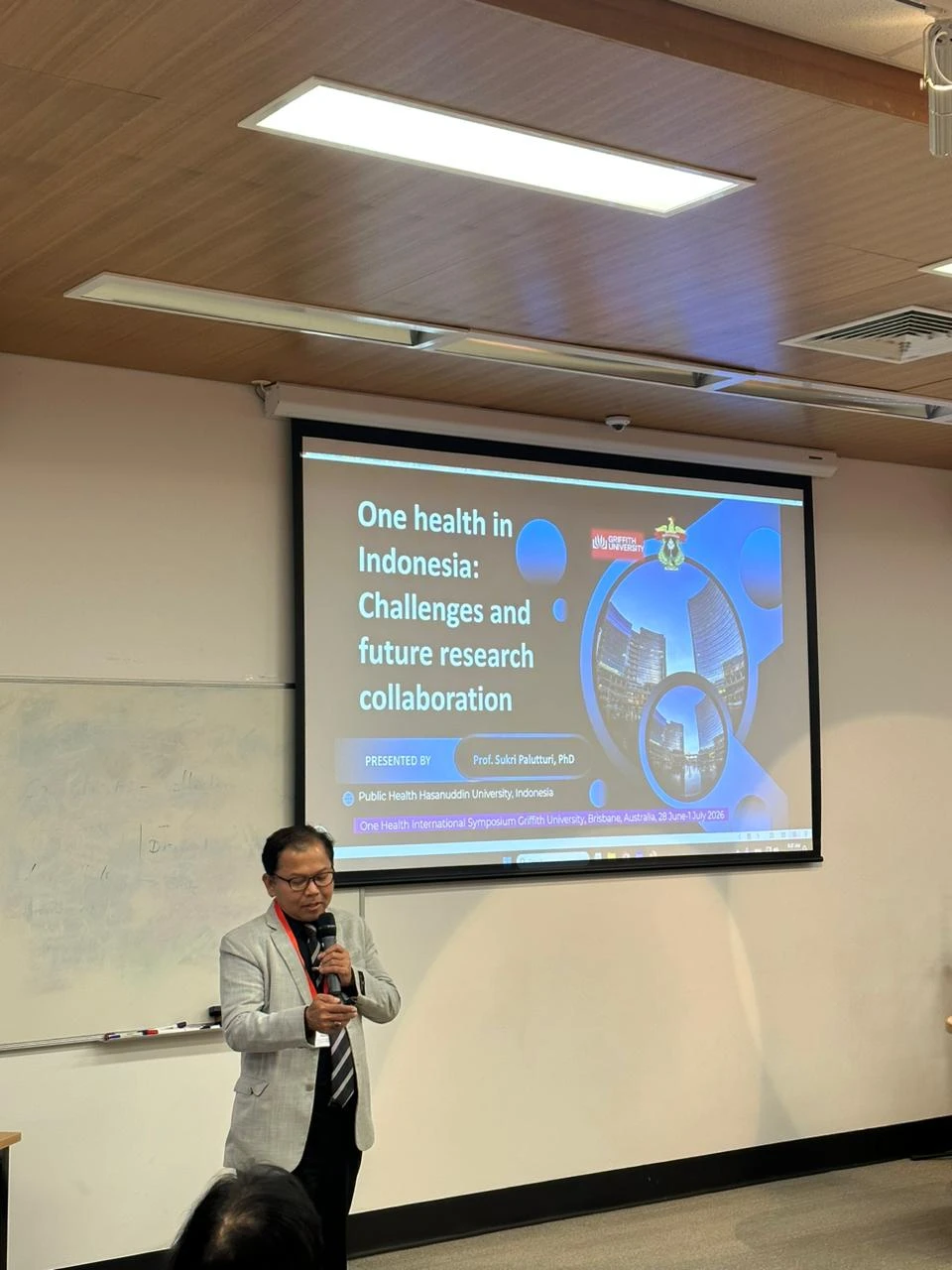 Prof. Sukri Palutturi mempresentasikan strategi penguatan One Health Indonesia serta menawarkan kolaborasi riset internasional pada International Symposium on One Health 2026 di Griffith University, Brisbane, Australia, sebagai bagian dari upaya memperkuat diplomasi akademik dan ketahanan kesehatan kawasan Indo-Pasifik. (Foto: Dok. Pribadi)